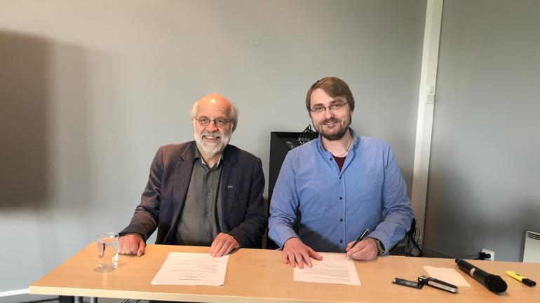 Rektor Petter Aasen og studentleder Kim Andrew Hellevammen signerte avtalen i etterkant av et strategiseminar Foto: USN