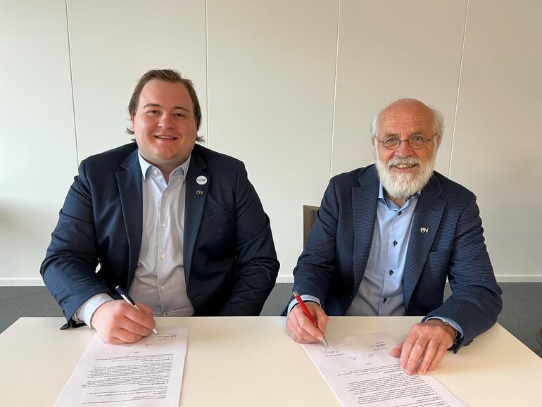 Petter Aasen og Harald Evensen signerer samarbeidsavtalen